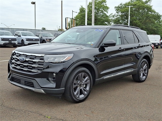 2025 Ford Explorer photo 2