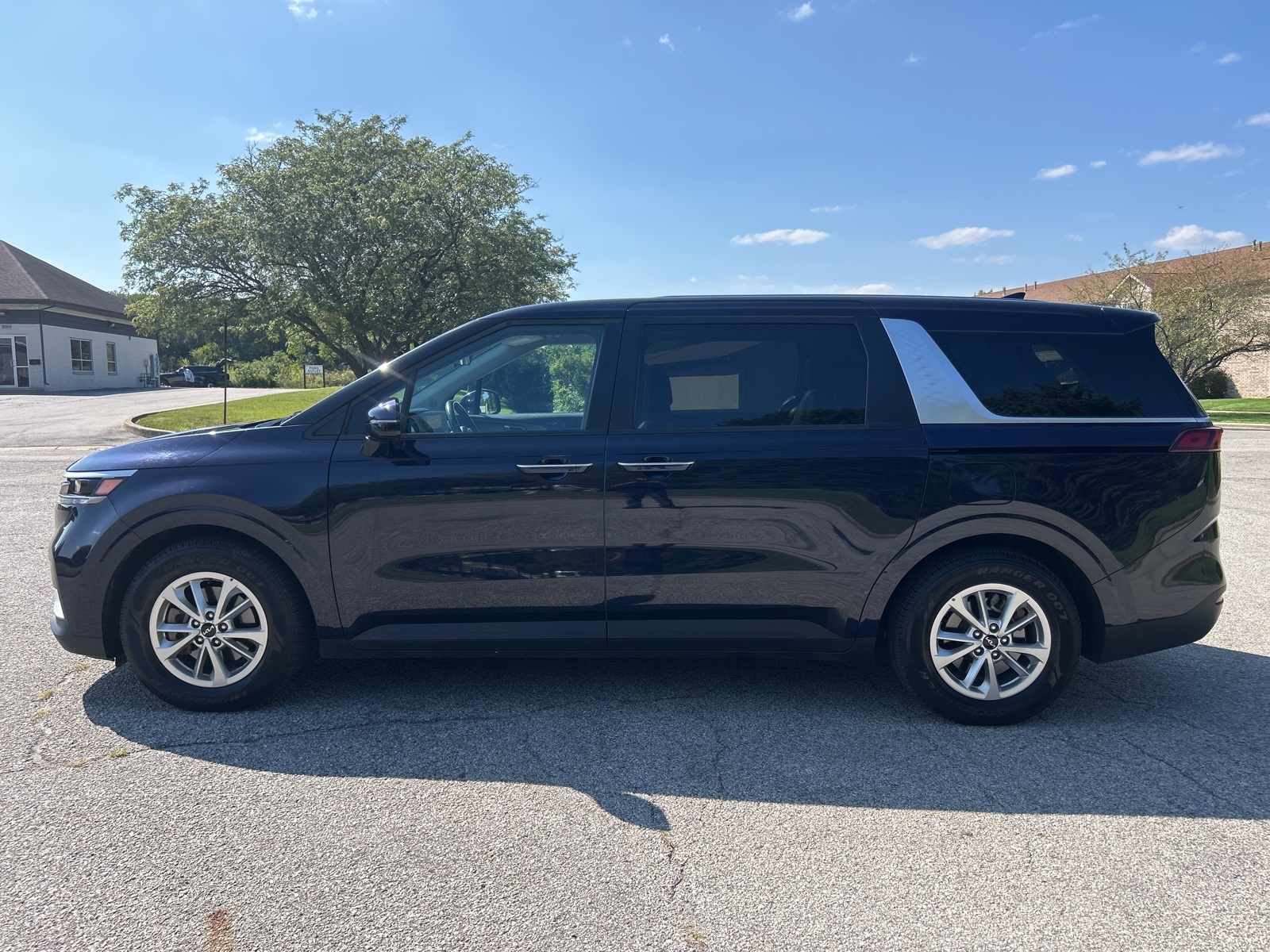 2024 Kia Carnival LX photo 11