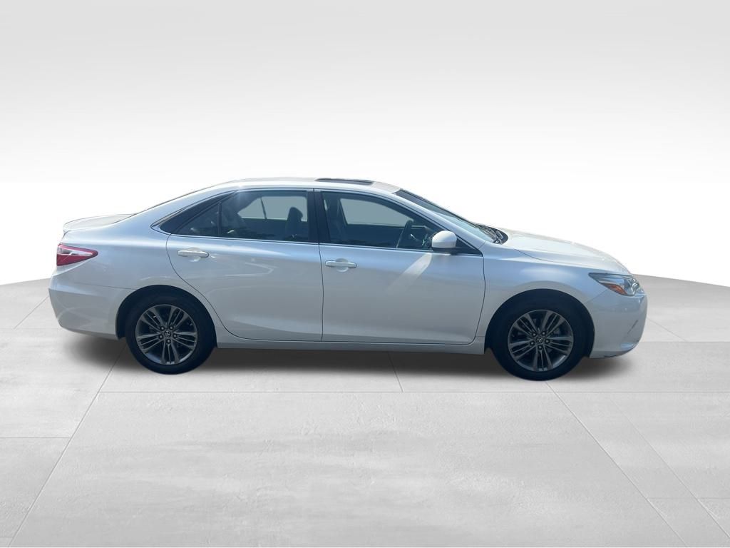 2017 Toyota Camry SE photo 3
