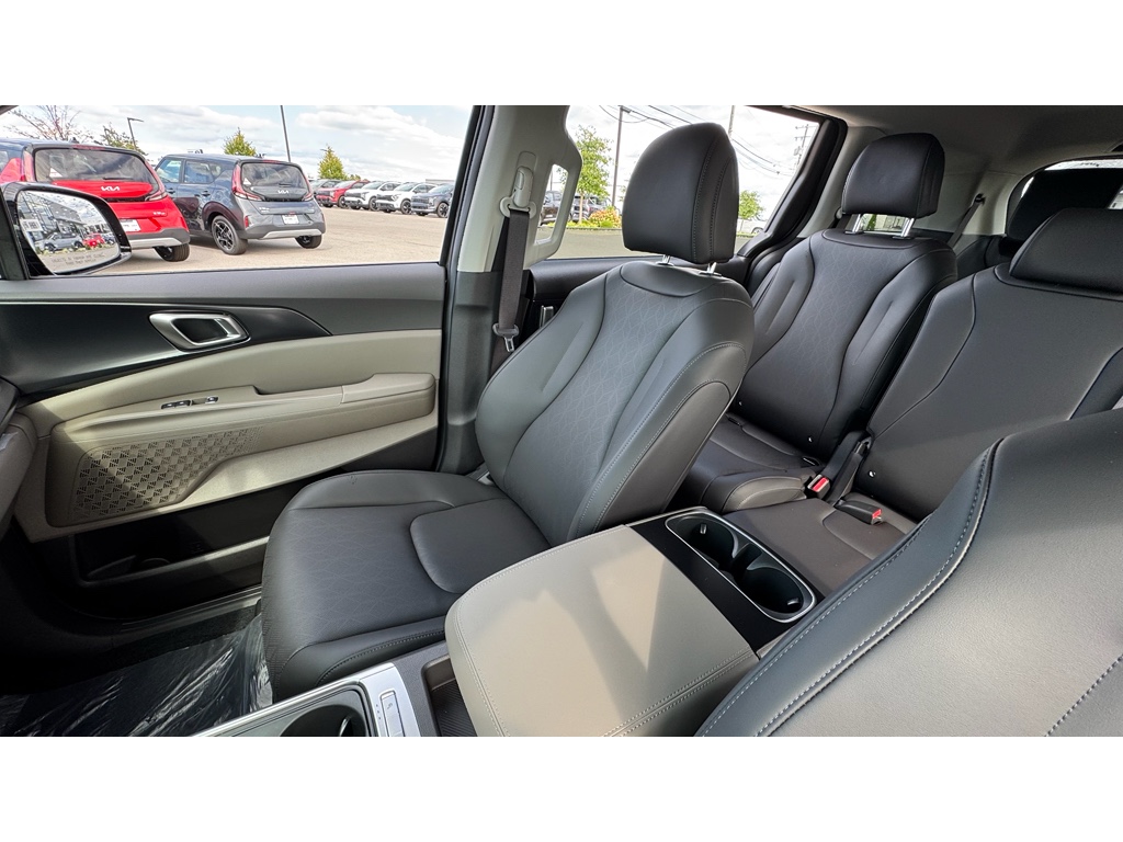 2026 Kia Carnival LXS photo 8