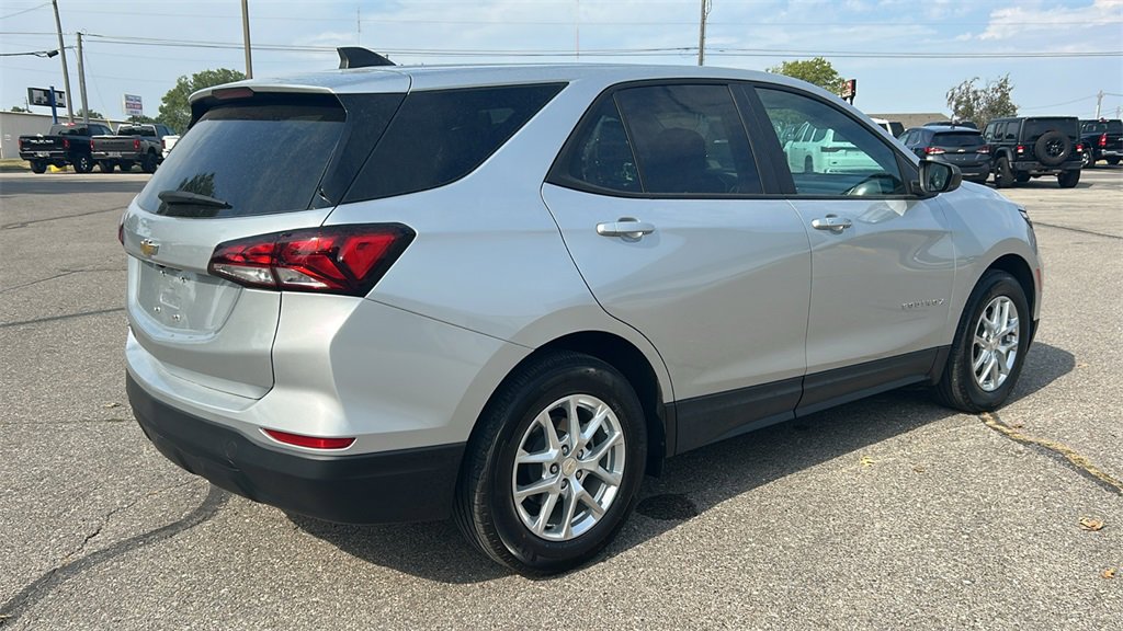 2022 Chevrolet Equinox LS photo 3