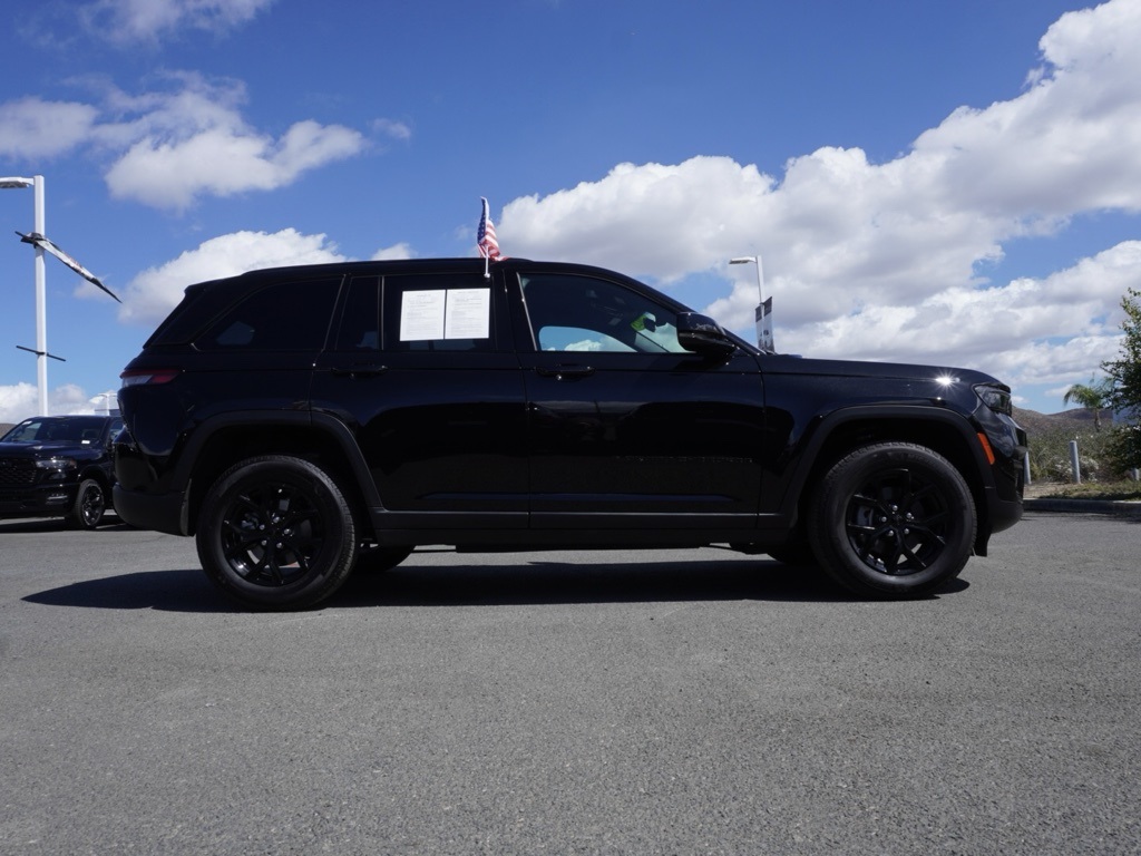 2025 Jeep Grand Cherokee Altitude photo 2