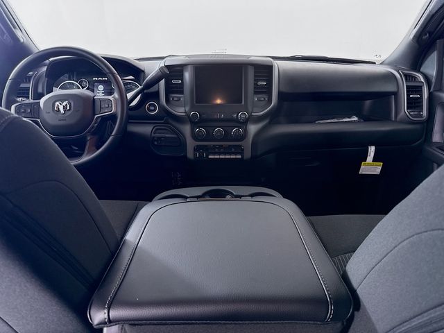 New 2024 Diamond Black Crystal Pearl-Coat Exterior Paint RAM Tradesman image 20