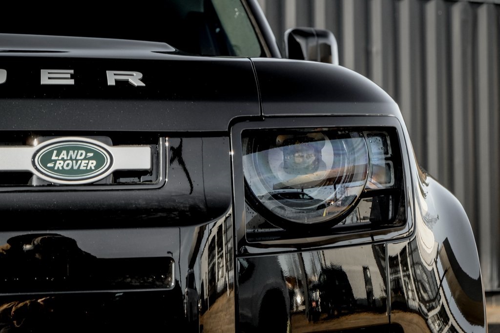 2025 Land Rover Defender 110 S photo 4