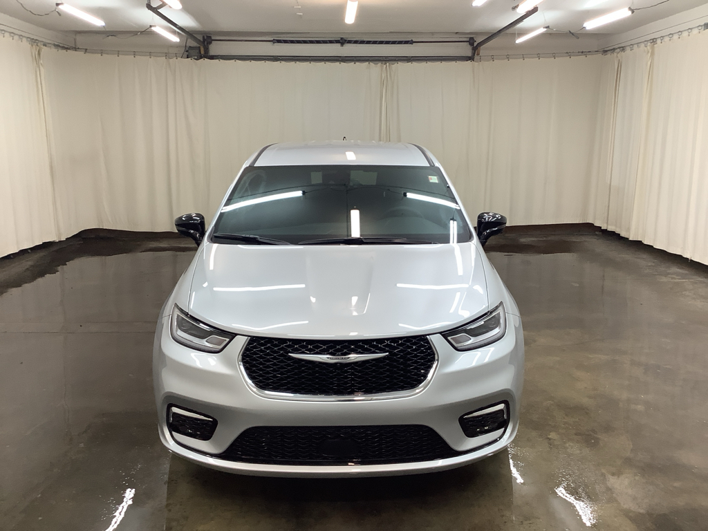 2026 Chrysler Pacifica photo 2