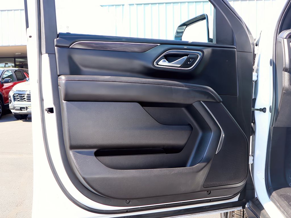 2024 Chevrolet Suburban 1500 LS photo 4