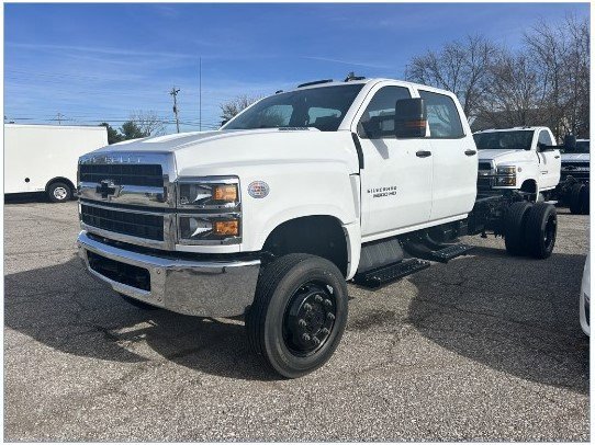 2024 Chevrolet Silverado 5500HD LT photo 3