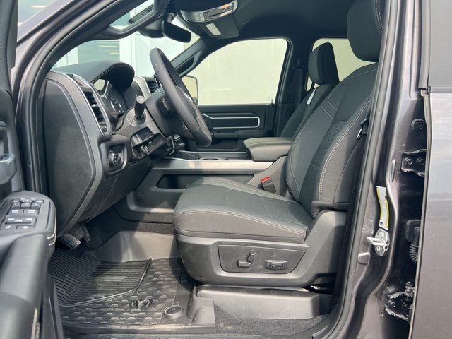 2025 Ram 3500 Big Horn photo 6
