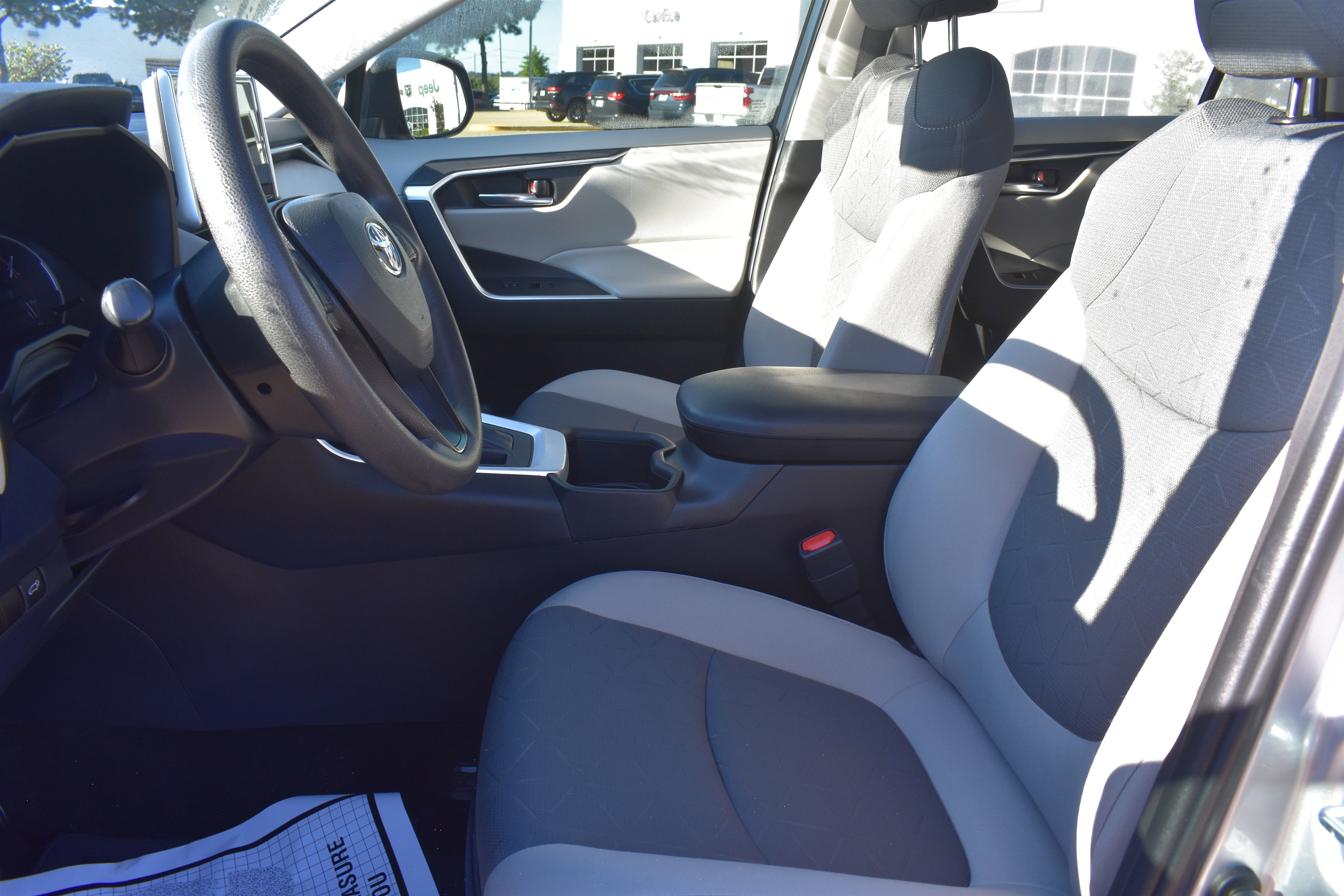 2023 Toyota RAV4 XLE photo 8
