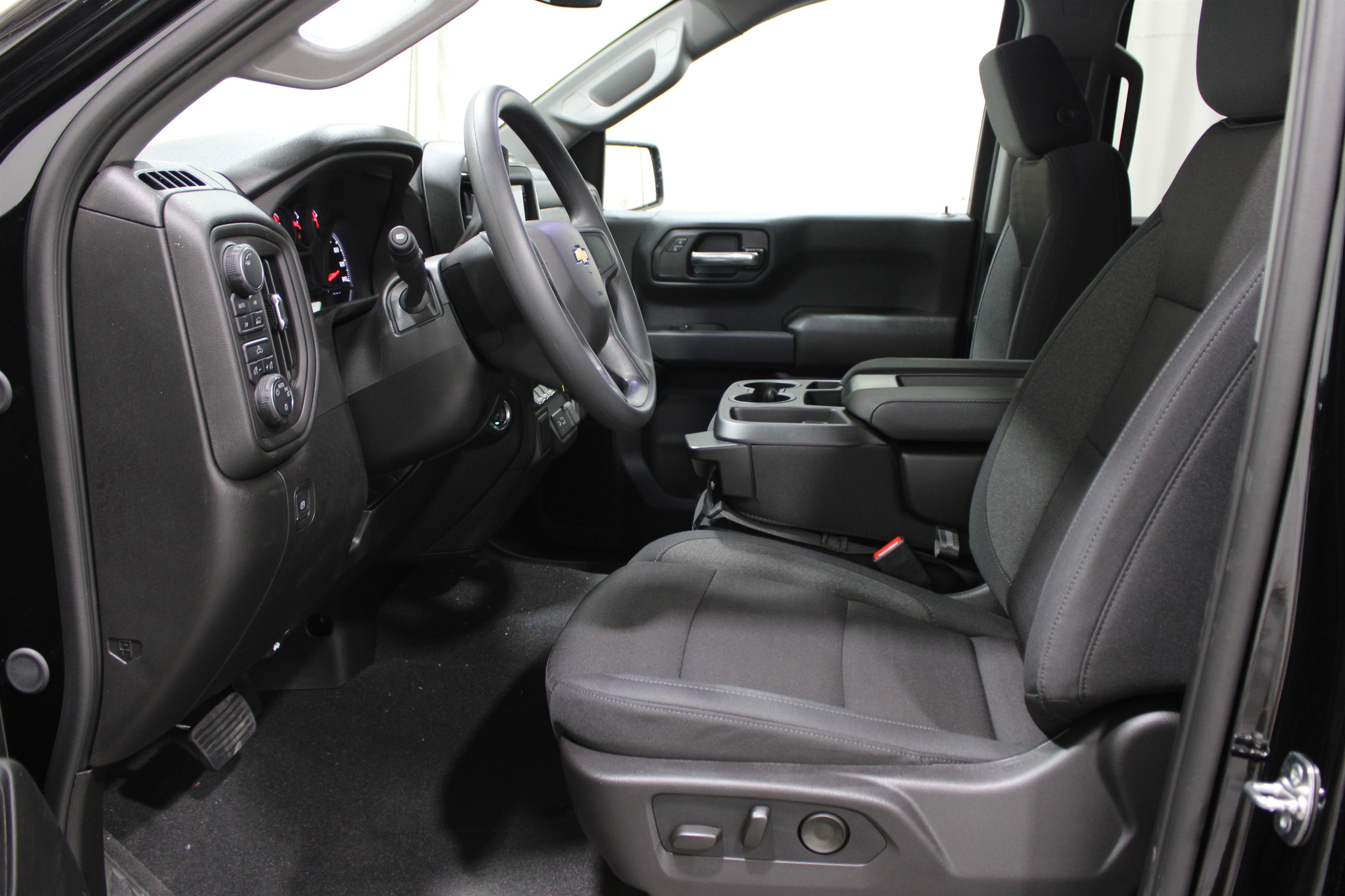 2025 Chevrolet Silverado 1500 Custom photo 3