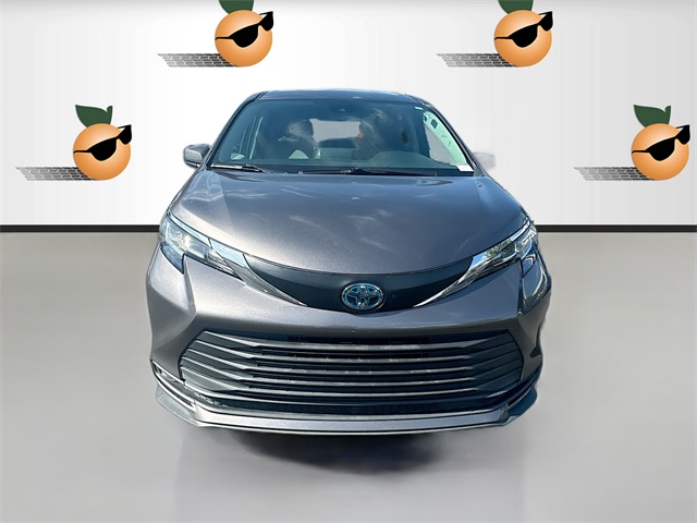 2021 Toyota Sienna LE photo 2