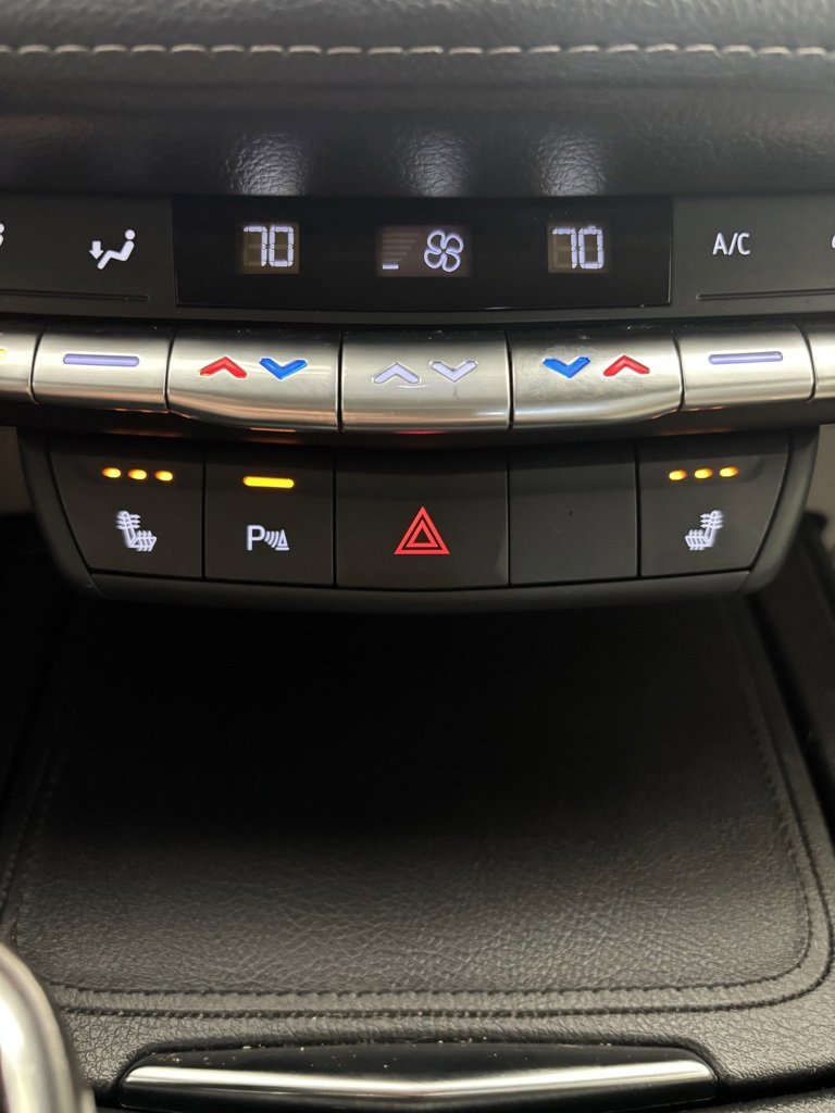 2022 Cadillac XT4 Luxury photo 2