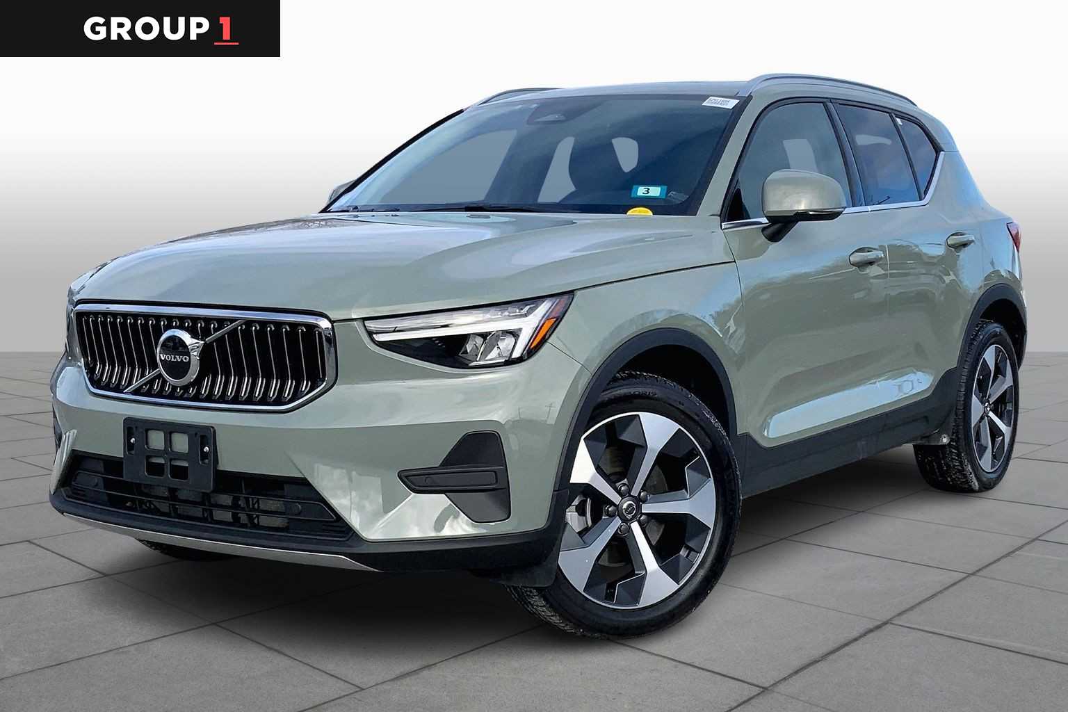 2025 Volvo XC40 Core's photo