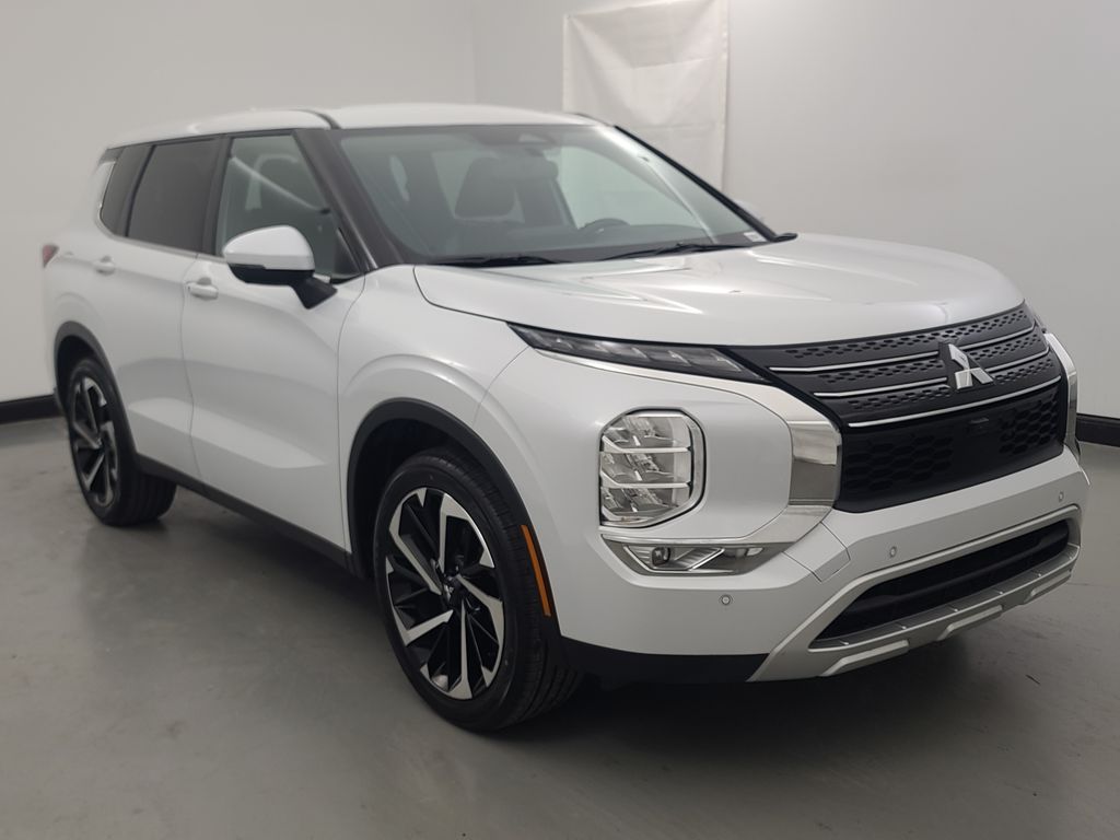 2024 Mitsubishi Outlander SE's photo