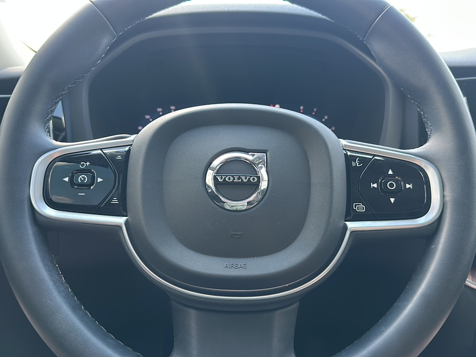2023 Volvo XC60 B5 Plus photo 9