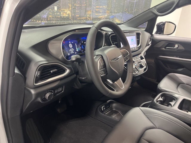 2025 Chrysler Voyager LX photo 9