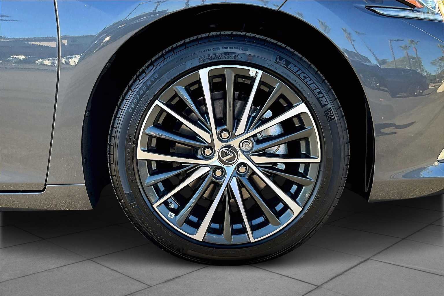 2025 Lexus ES 300h photo 9