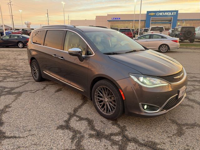 2017 Chrysler Pacifica Limited's photo