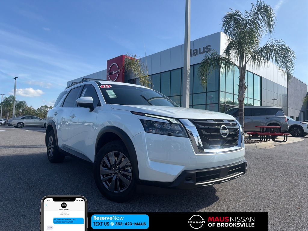 2025 Nissan Pathfinder SV's photo