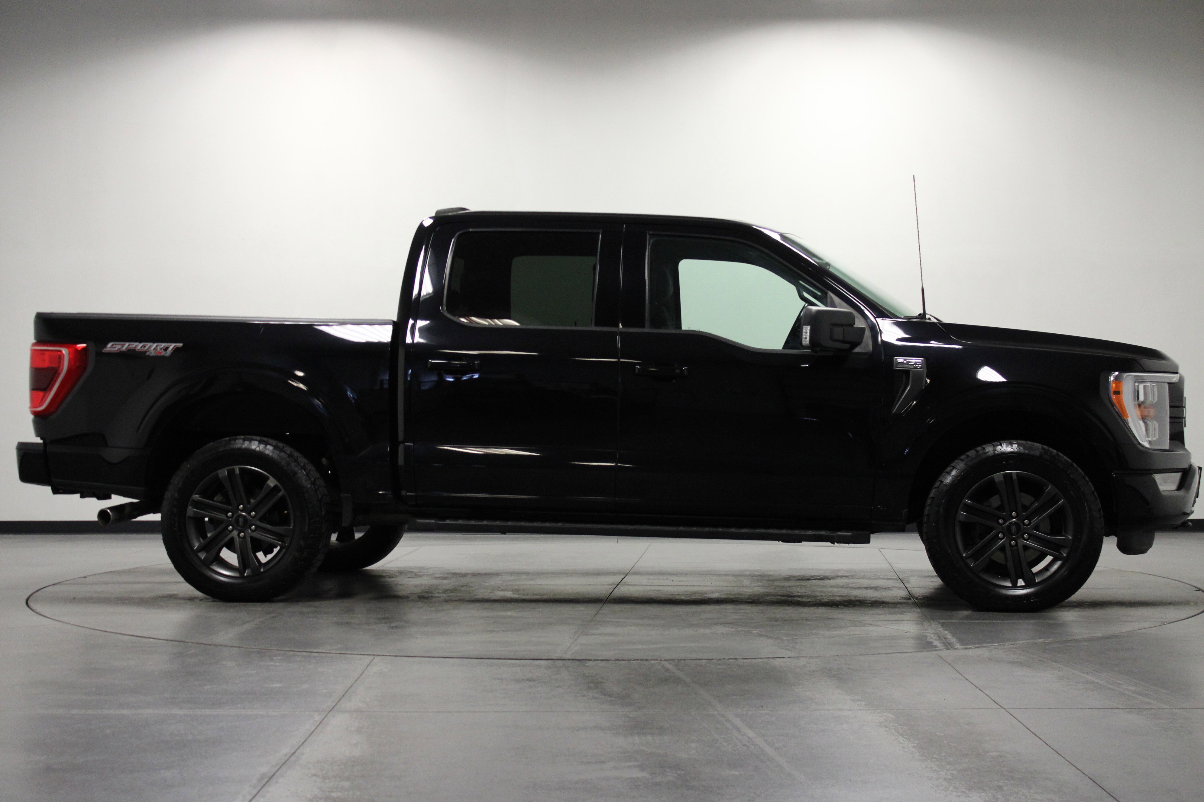 2021 Ford F-150 XLT photo 2