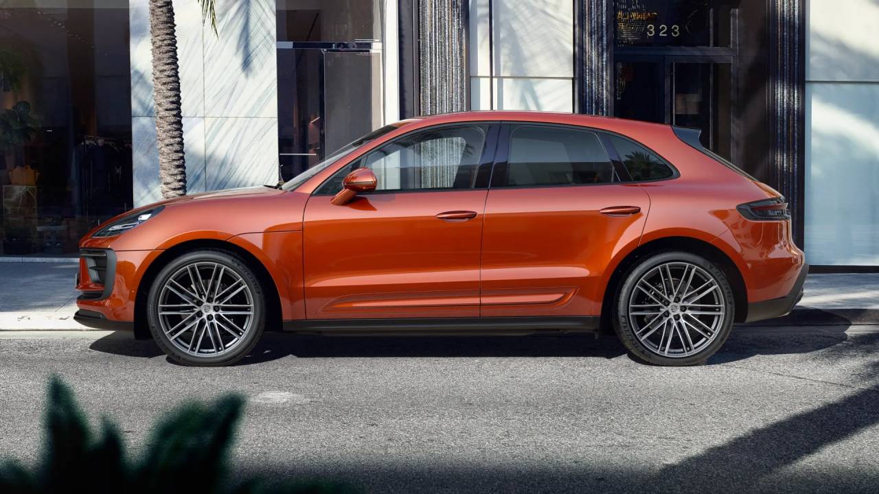2025 Porsche Macan T photo 2