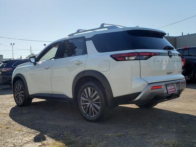 2023 Nissan Pathfinder SL photo 3