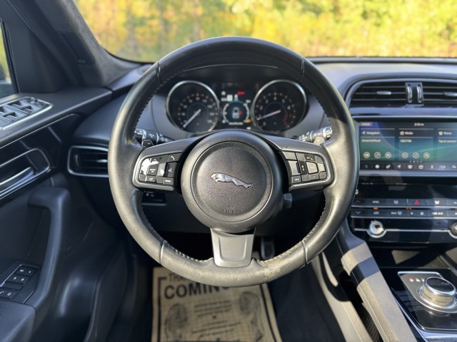2019 Jaguar F-PACE Premium photo 25