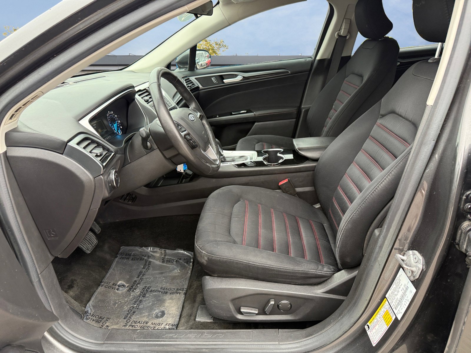 2016 Ford Fusion SE photo 2