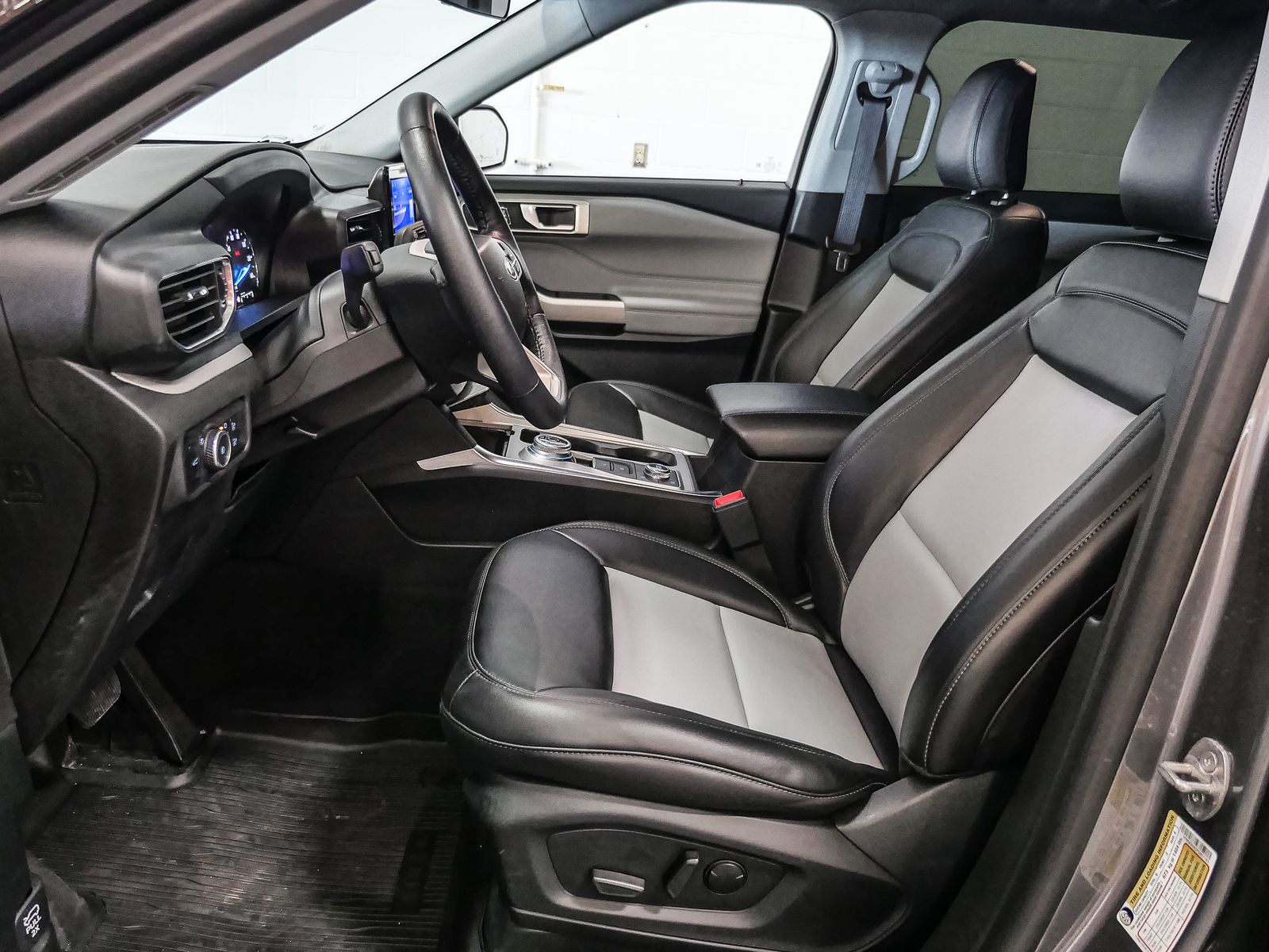 2023 Ford Explorer XLT photo 19