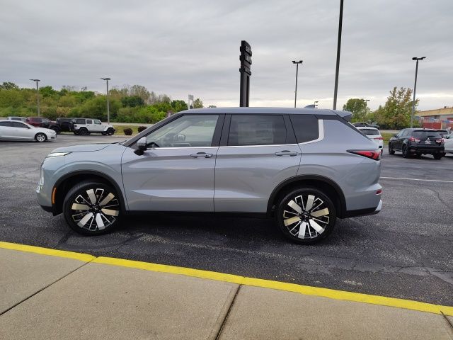 2025 Mitsubishi Outlander SE photo 4