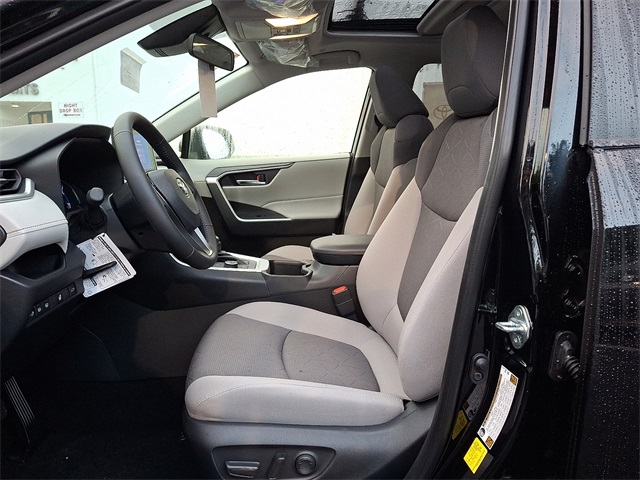 2025 Toyota RAV4 Hybrid XLE photo 8