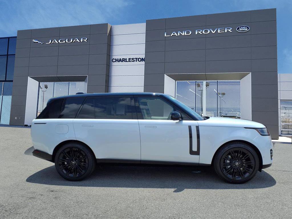 2025 Land Rover Range Rover SE photo 3