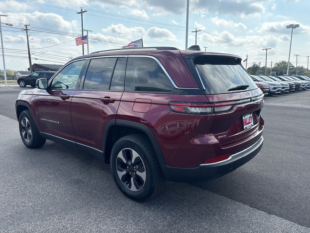 2023 Jeep Cherokee Base photo 3