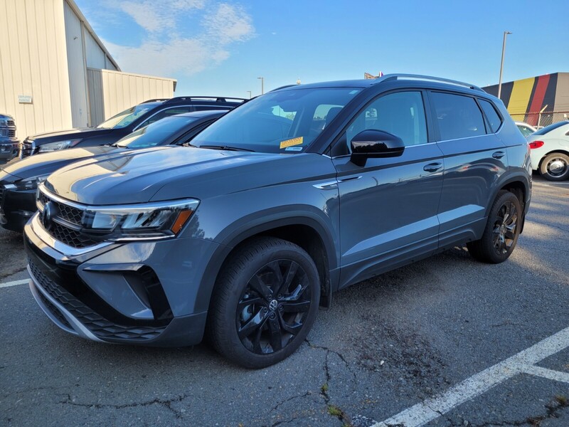 2024 Volkswagen Taos SE photo 2