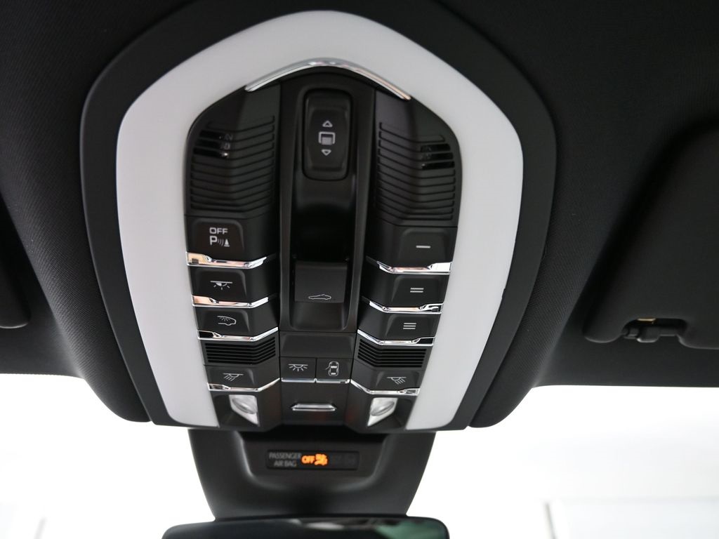 2026 Porsche Macan T photo 9