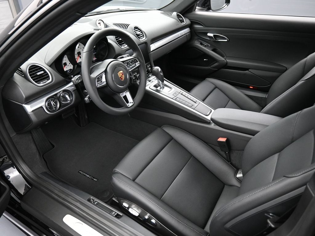 2025 Porsche Cayman photo 3