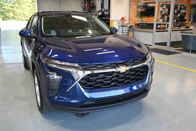 2024 Chevrolet Trax LS photo 3