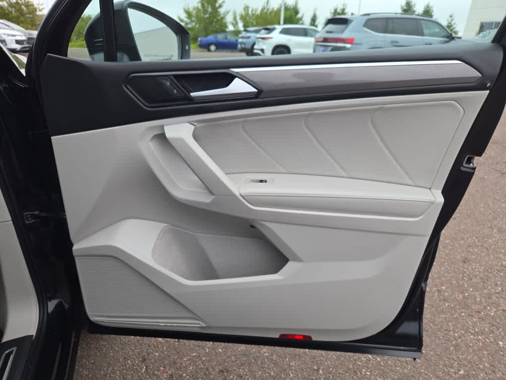 2023 Volkswagen Tiguan SE R-Line Black photo 38