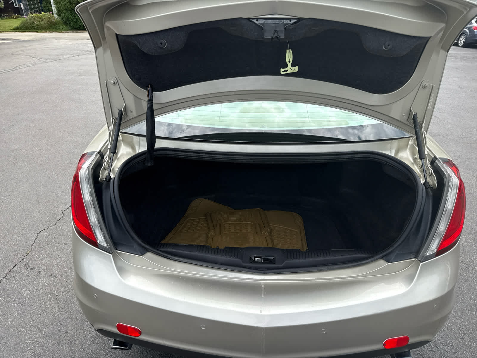 2011 Lincoln MKS photo 13