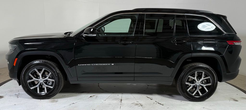 2025 Jeep Grand Cherokee Limited photo 4