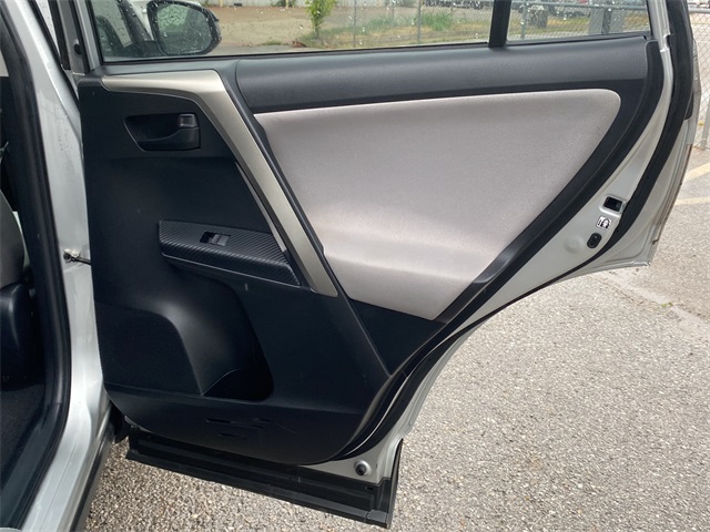 2014 Toyota RAV4 LE photo 12