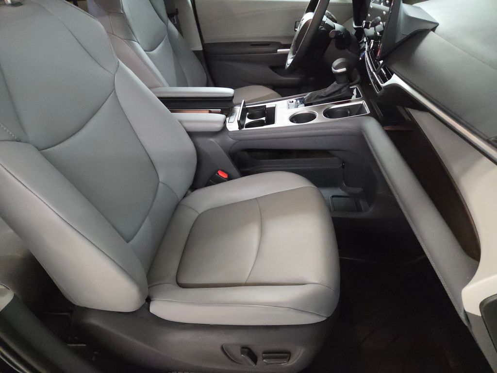 2024 Toyota Sienna XLE photo 24