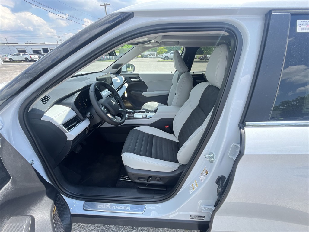 2025 Mitsubishi Outlander SE photo 11