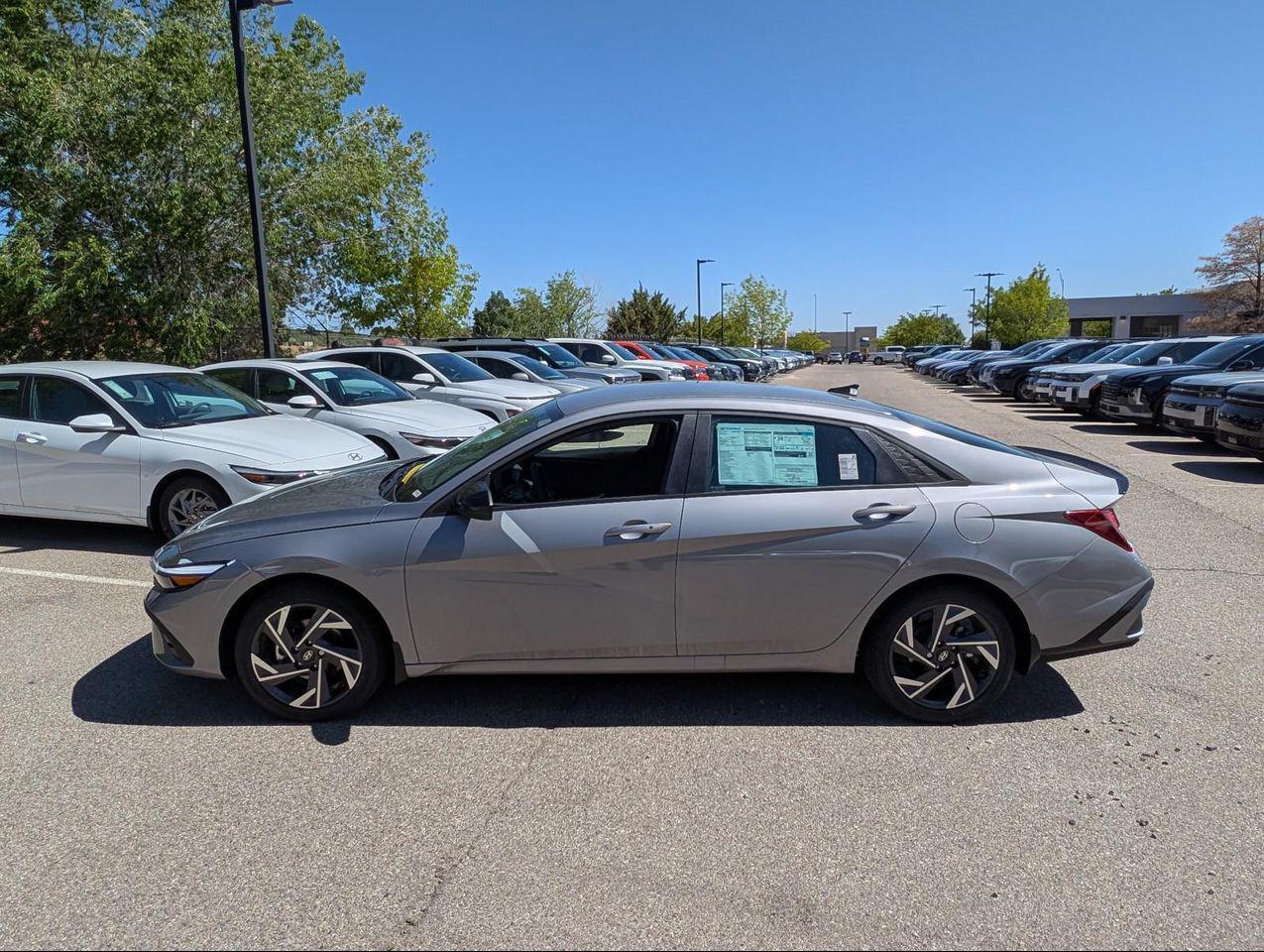 2025 Hyundai Elantra SEL Sport photo 3