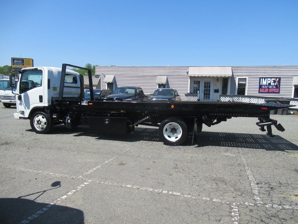 2019 Isuzu NRR photo 2