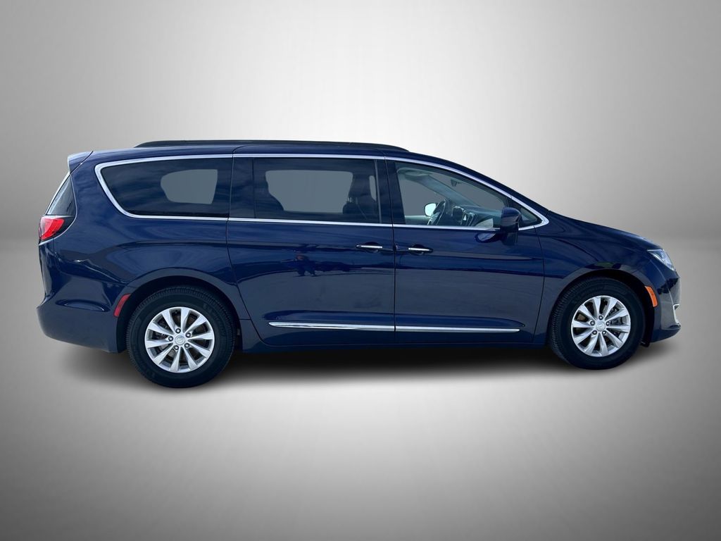 2017 Chrysler Pacifica Touring L photo 4