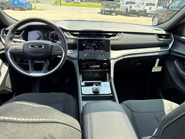 2025 Jeep Grand Cherokee Laredo X photo 2