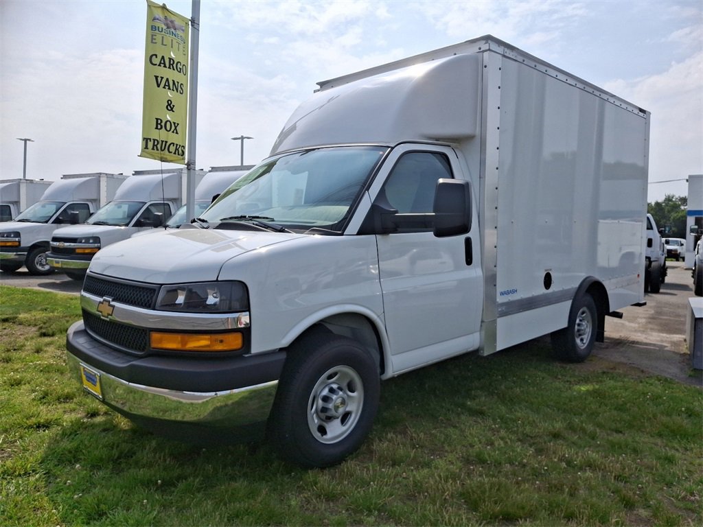 2025 Chevrolet Express Cutaway 3500 photo 2