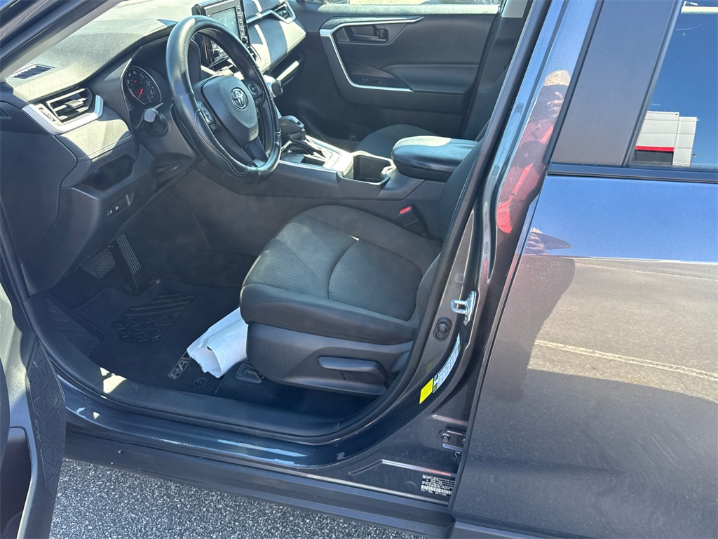 2022 Toyota RAV4 LE photo 4