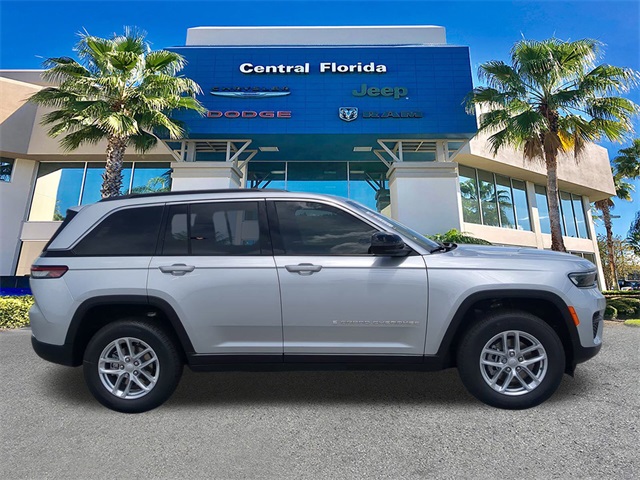 2025 Jeep Grand Cherokee Laredo Altitude photo 2